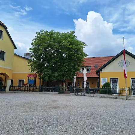Traismauer Apartment *
